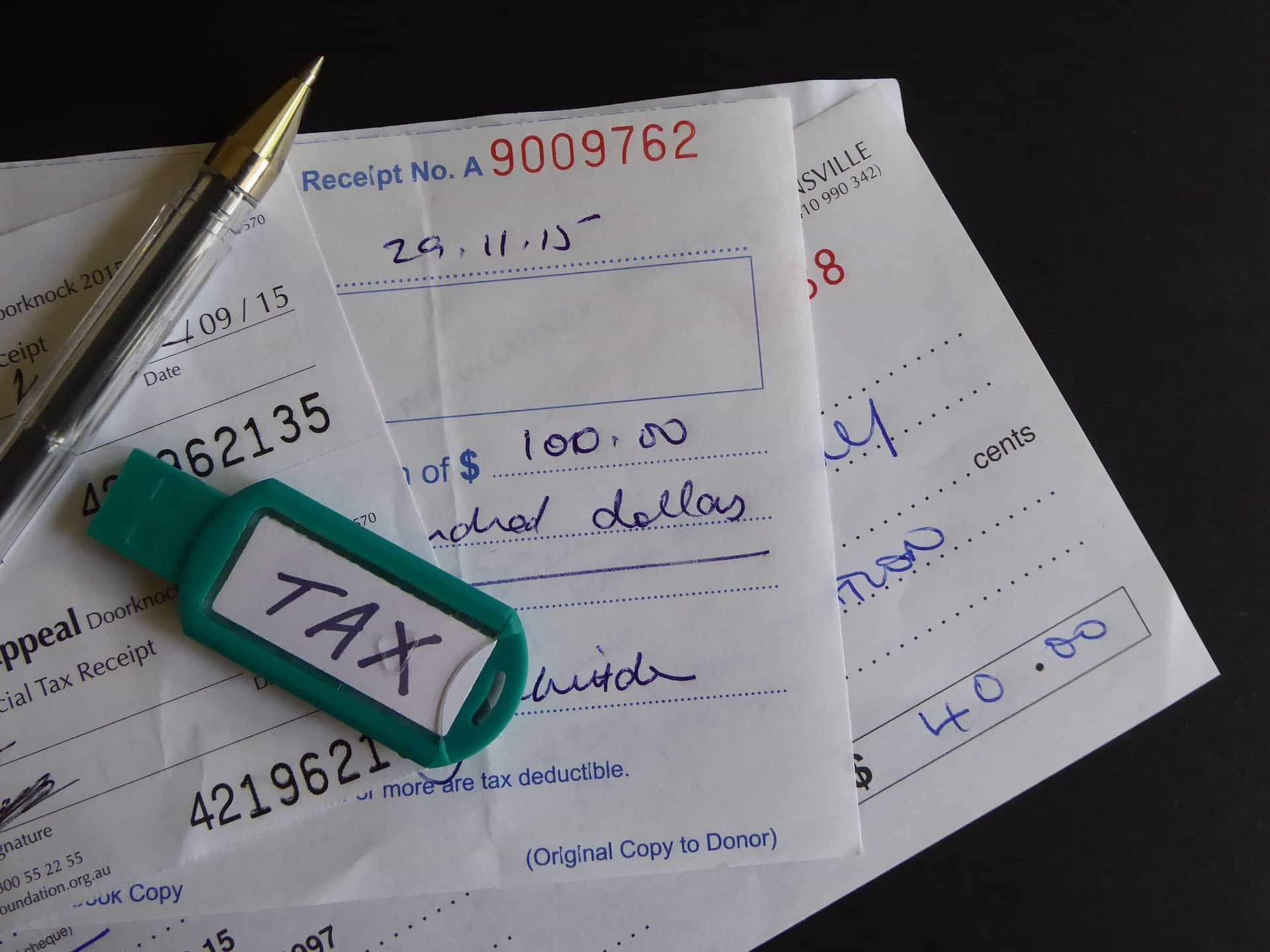 Why should one differentiate between employees, contractors and consultants