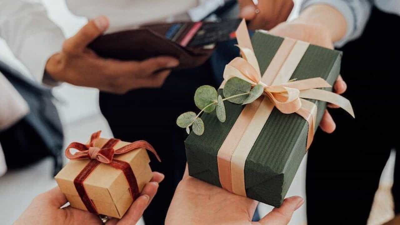 Distribution of Gift in AGM: Penalty imposed on Company Secretary for violation of Secretarial Standards