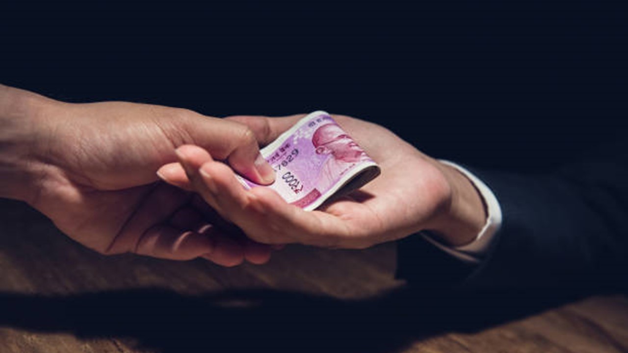 GST Official caught accepting bribe by vigilance department: Know details